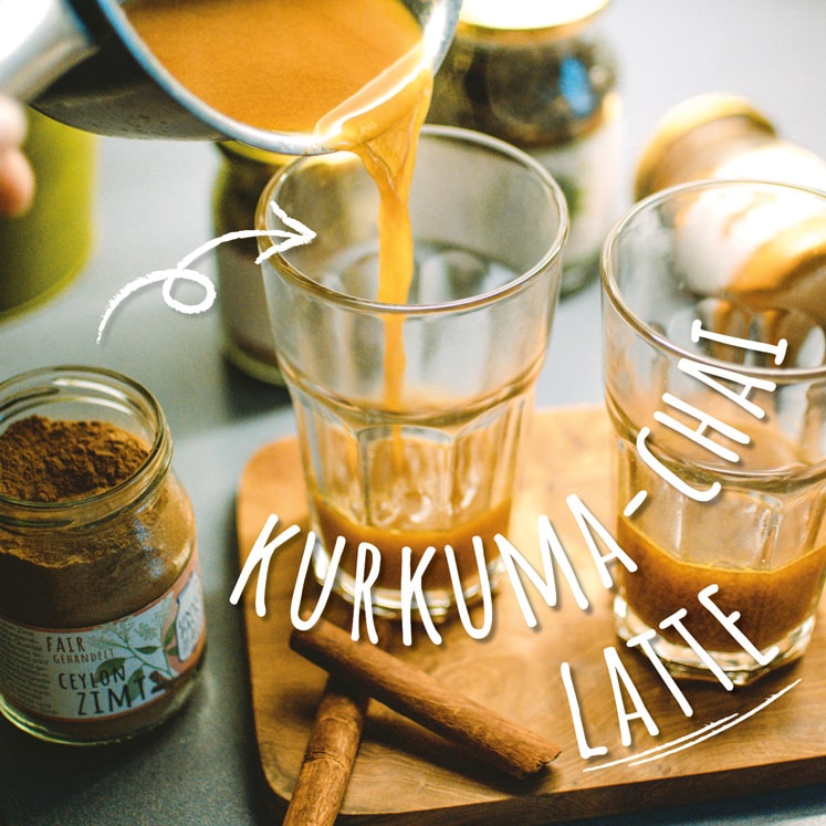 zimt im mehrwegglas neben chai gläsern mit kurkuma-chai