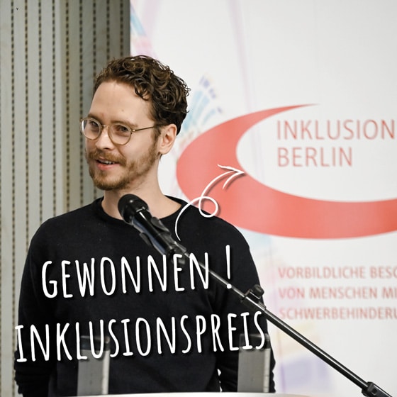 gründer von unverpackt für alle spricht am mikrofon bei der inklusionspreis verleihung